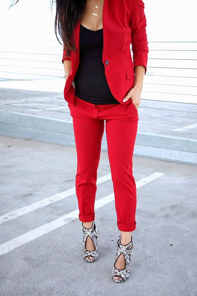 Красные брюки и красный пиджак